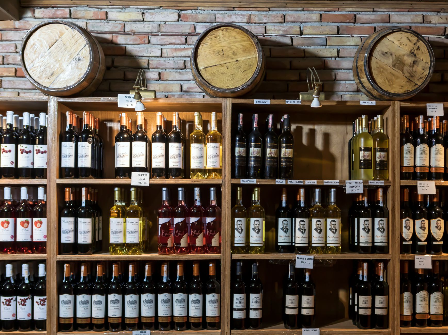 Explore La Caverna: Dublin's Italian Wine Haven - Da, aici lista veche era pe **restaurant italian / Dublin / Temple Bar / wine cellar / La Caverna**, nu pe reciclare.